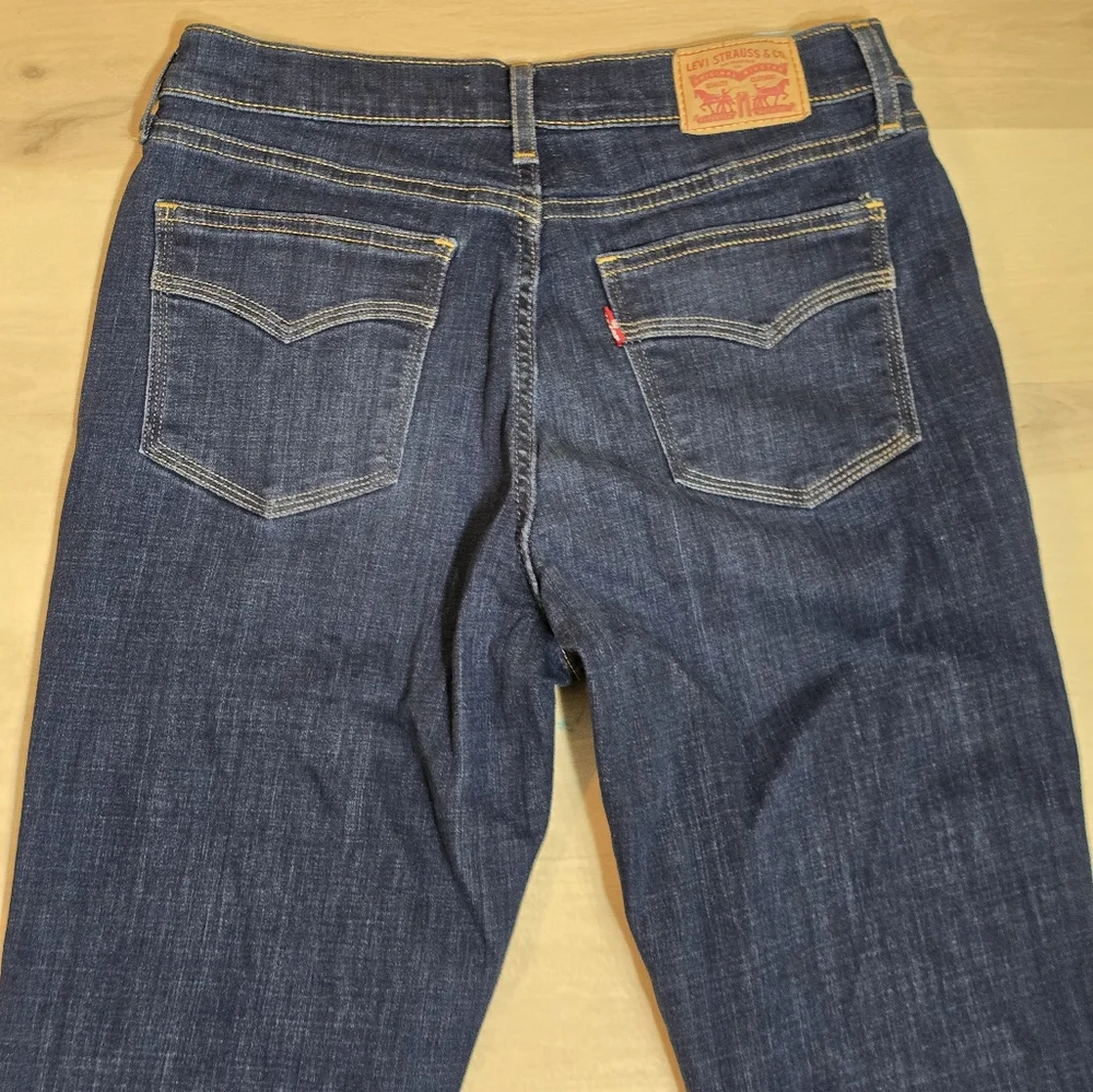 Levis Jeans Womens Size 6 W28 L32 Blue Classic Bootcut Dark Wash Denim MidRise - Picture 15 of 16